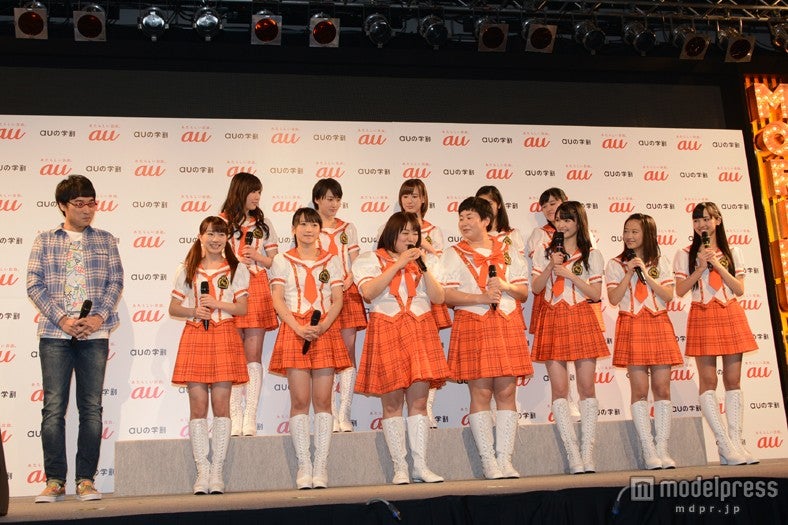 モリ娘。と南海キャンディーズ・山里亮太（左）