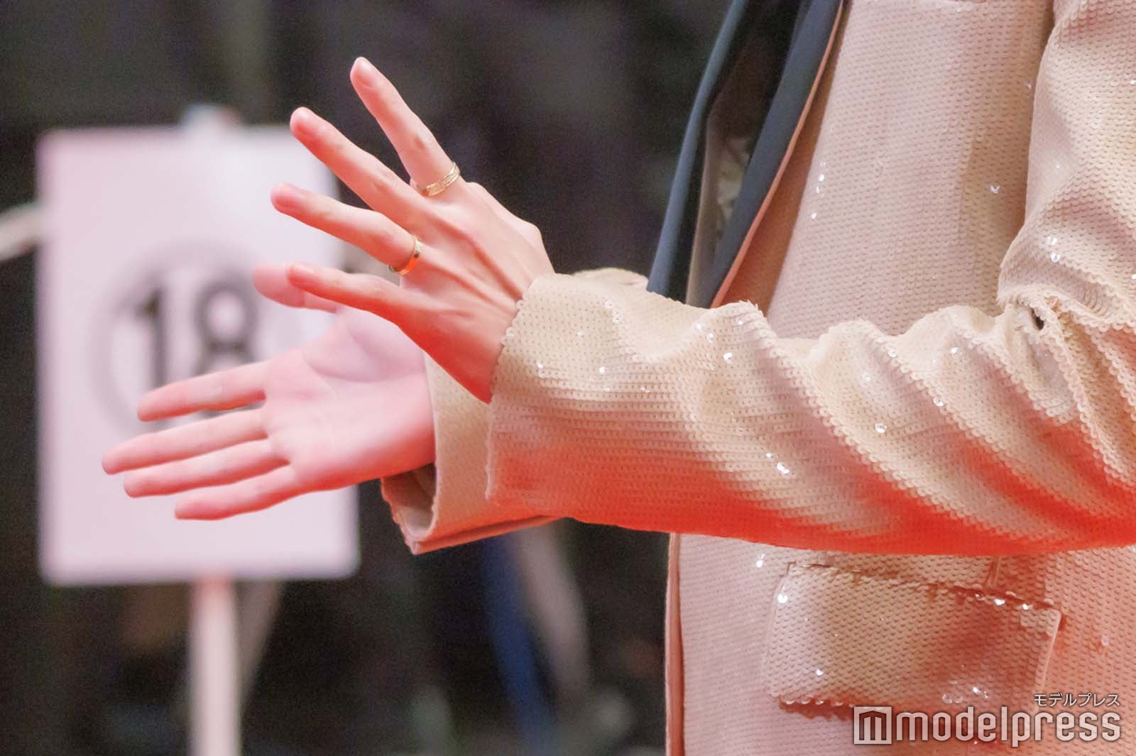 新田真剣佑の手元（C）モデルプレス