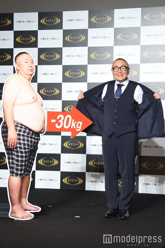 (左)痩せる前(右)マイナス30kg後/松村邦洋(C)モデルプレス