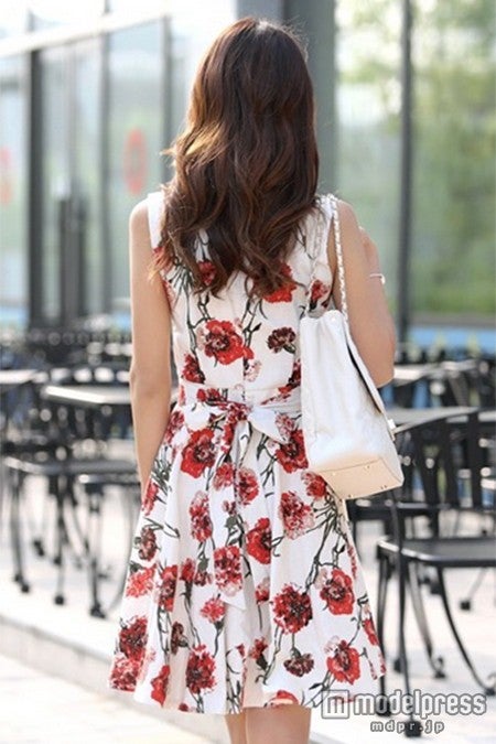 さりげないバックリボン　フレアノースリーブワンピース「OGAGE JAPAN」8,980円（税込）