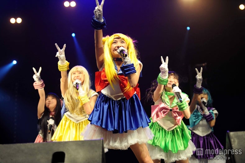 キュートな“セーラー戦士”コスプレを披露したももいろクローバーZ