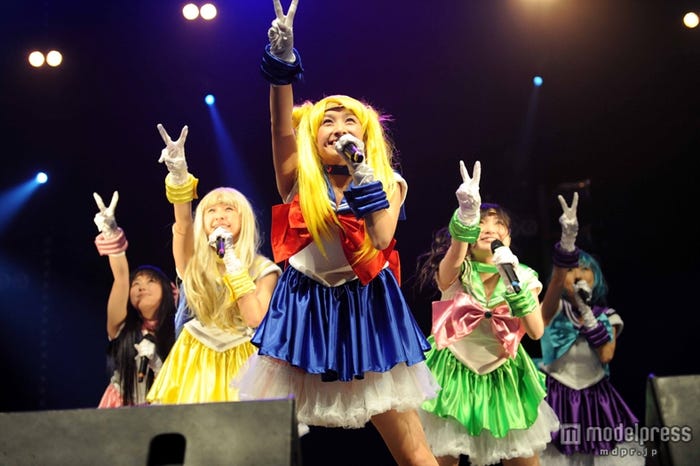 キュートな“セーラー戦士”コスプレを披露したももいろクローバーZ