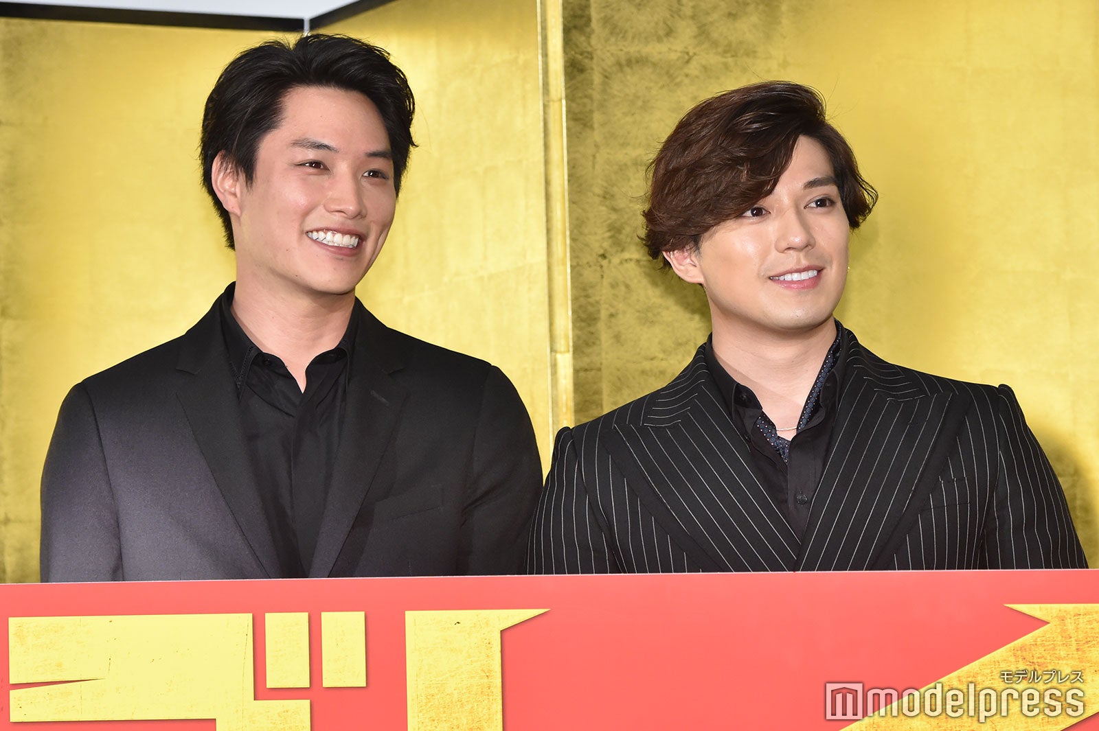 （左から）鈴木伸之、新田真剣佑（C）モデルプレス