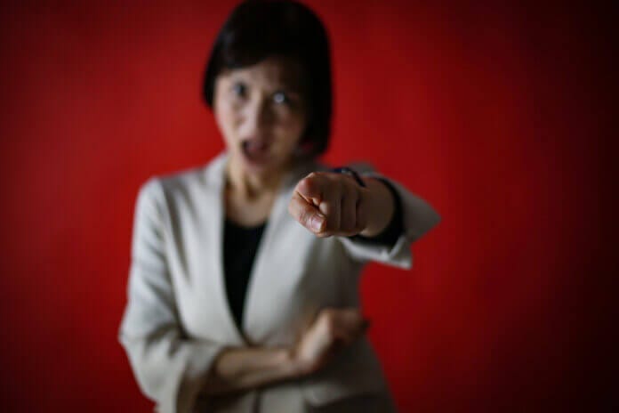 ヒステリーを起こす・乱暴な言葉遣い