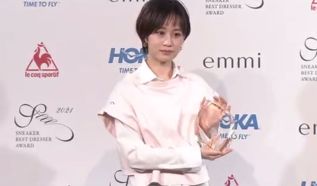 前田敦子／「スニーカーベストドレッサー賞 2021」より