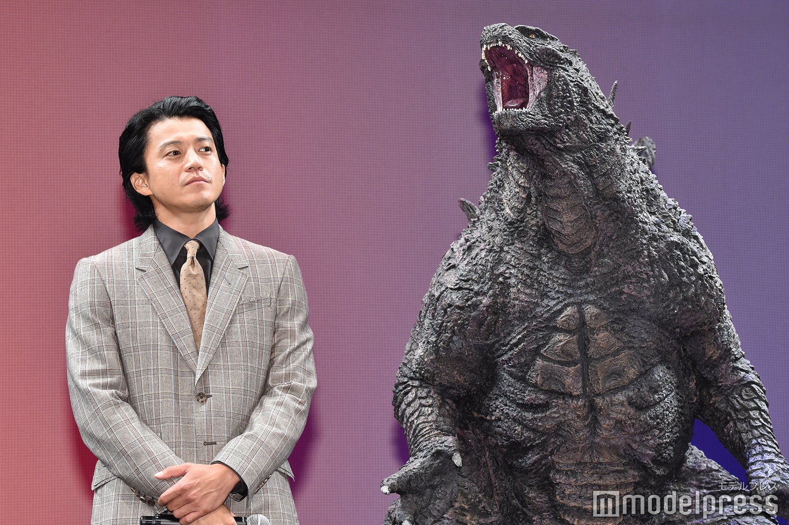 小栗旬とゴジラ （C）モデルプレス