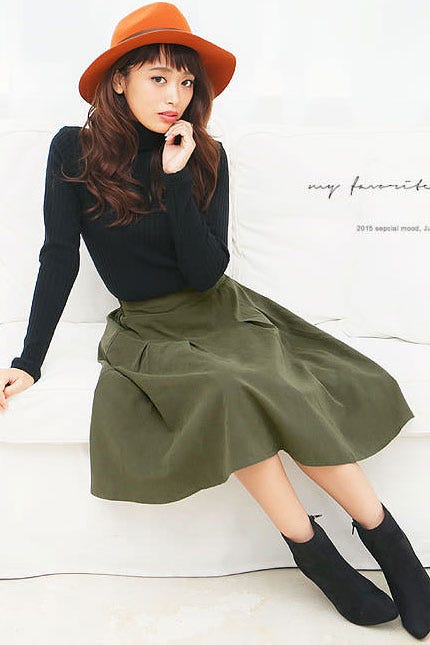 タック入りミディ丈ピーチスキンフレアスカート「神戸レタス」1690円(税込)/画像提供:神戸レタス