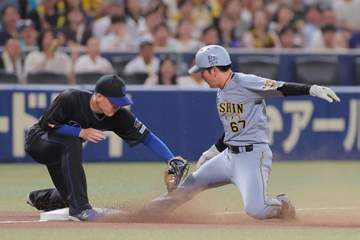 阪神 高寺が“忍者スライディング” 「1人時間差のようにして。高等な技術ですね」解説が絶賛 完全にアウトのタイミングをセーフに