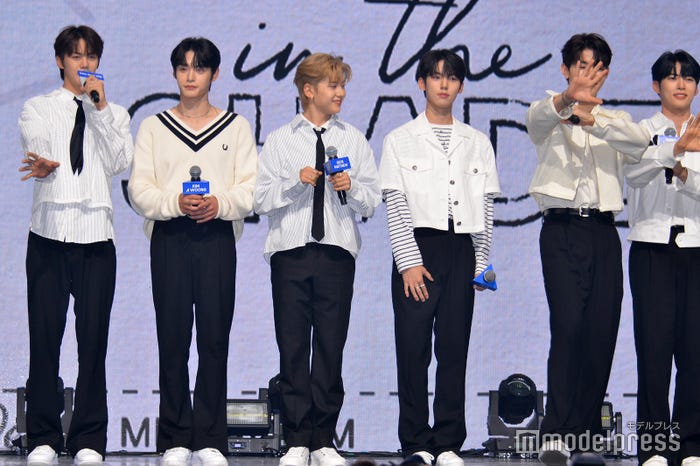 ポイントダンスを踊るジャン・ハオと一緒に踊るメンバー(C)モデルプレス