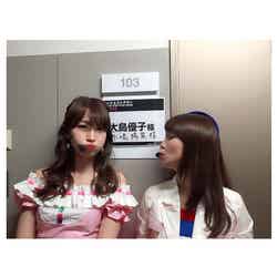 小嶋陽菜（左）にキスをしようとする大島優子（右）／小嶋陽菜Instagramより