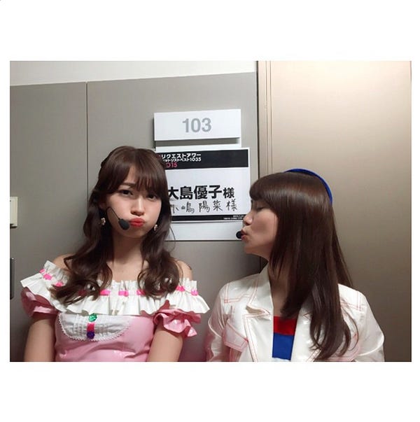 小嶋陽菜(左)にキスをしようとする大島優子(右)/小嶋陽菜Instagramより