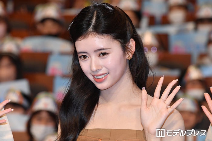 NiziUリマ、ヘアメイクスタッフとの3ショットに反響続々「美人オーラ出てる」「レア」