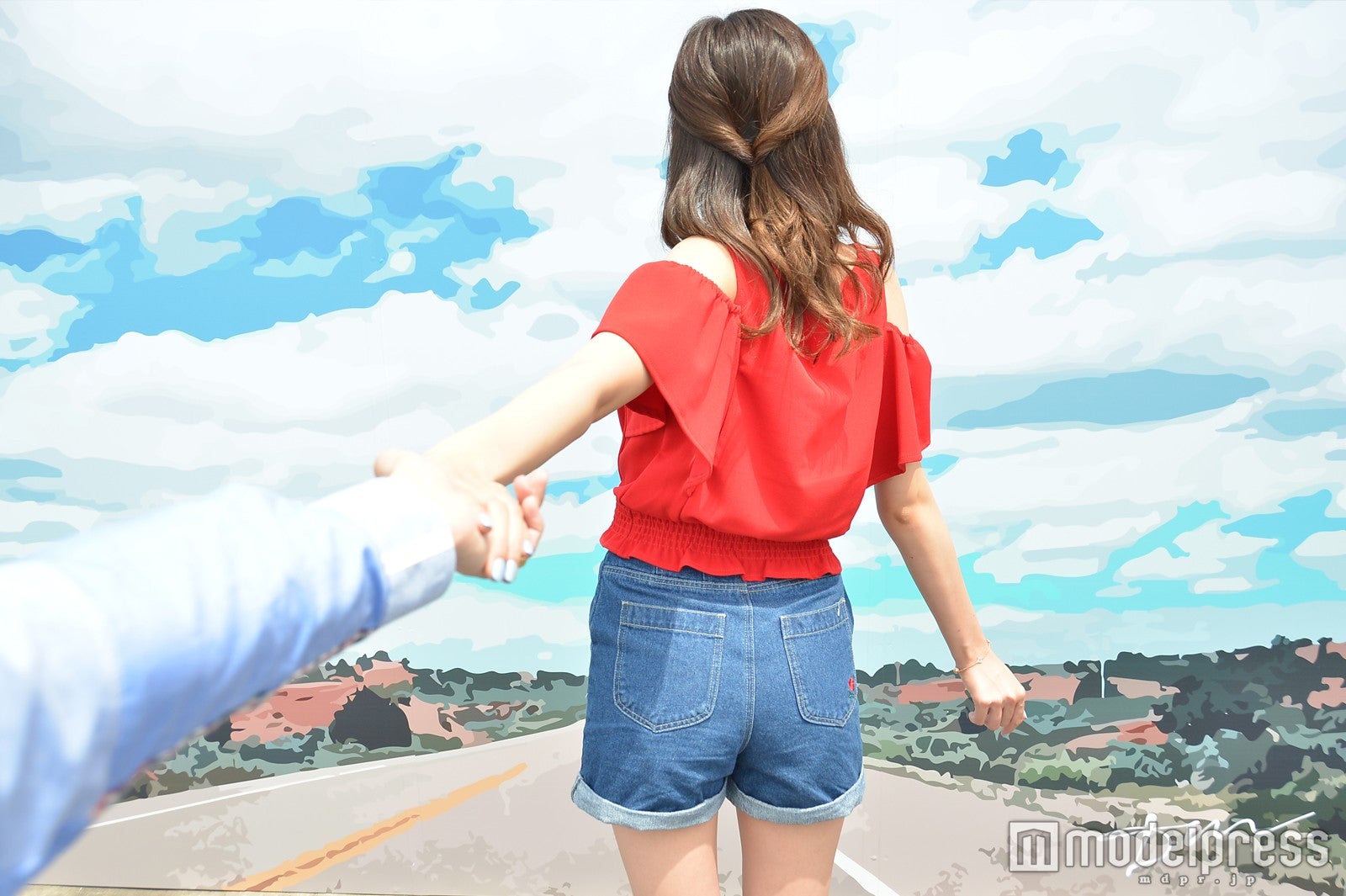 彼の手を引く彼女をイメージ（C）モデルプレス