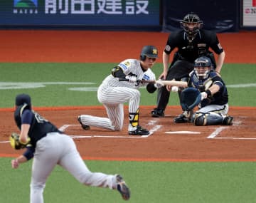 阪神 高橋遥人が異例の2死から送りバント 開幕前の練習？「9番・DH」で先発 20日には巨人・ドラ1竹丸も同様のケースで送りバント