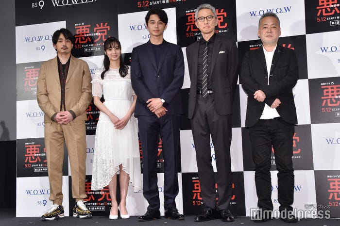 (左から)青柳翔、新川優愛、東出昌大、松重豊、瀬々敬久監督 (C)モデルプレス