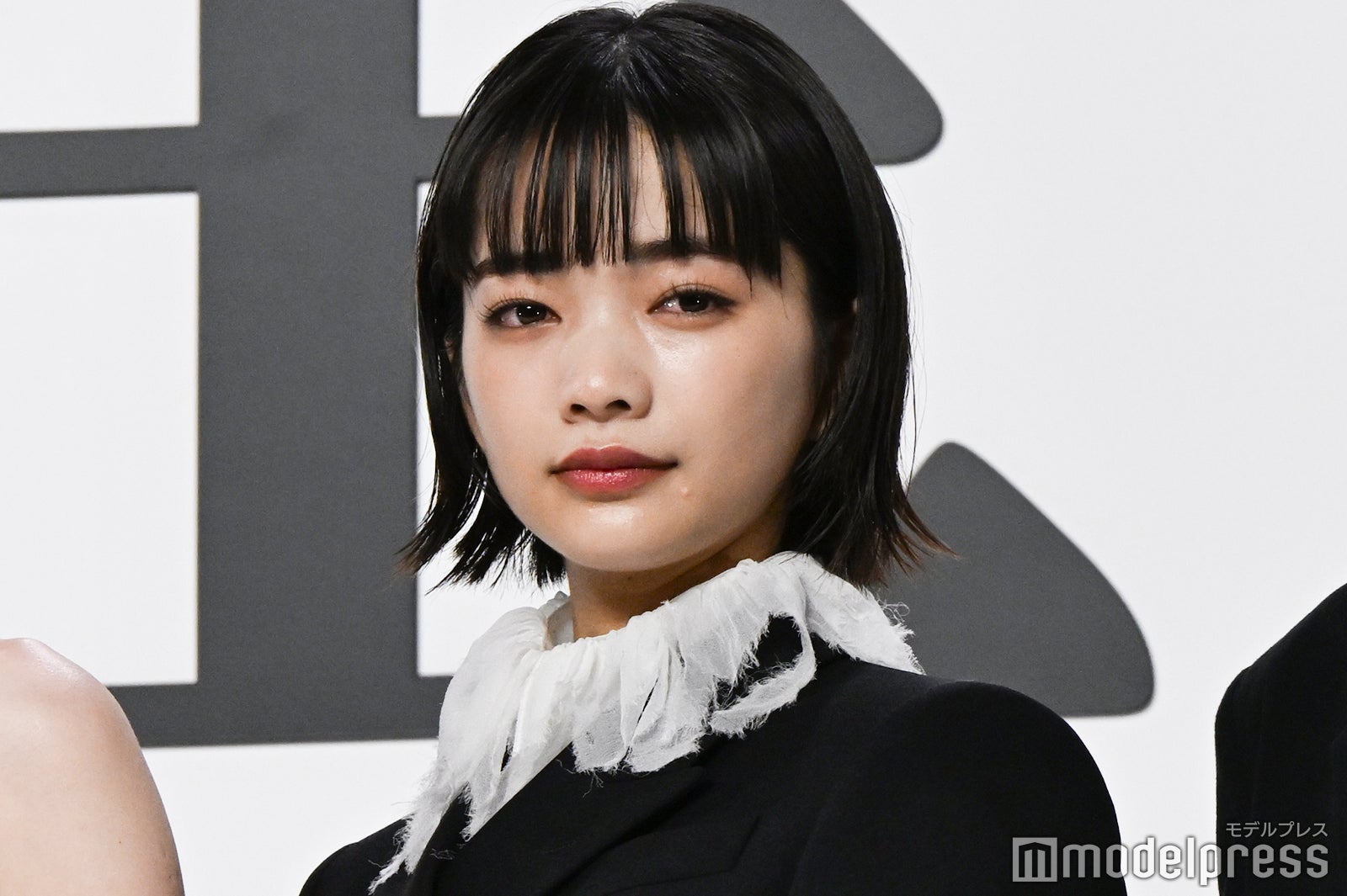 見上愛、奇抜ヘアで雰囲気ガラリ「似合うのすごい」「ギャル感爆発」と反響