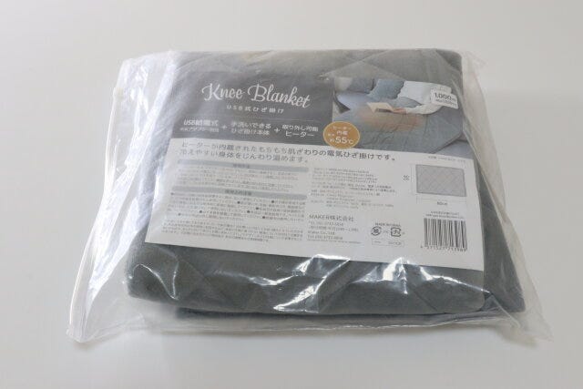 ダイソー USB式ひざ掛け(LGY) ダイソーのUSB式ひざ掛け(LGY)のパッケージ