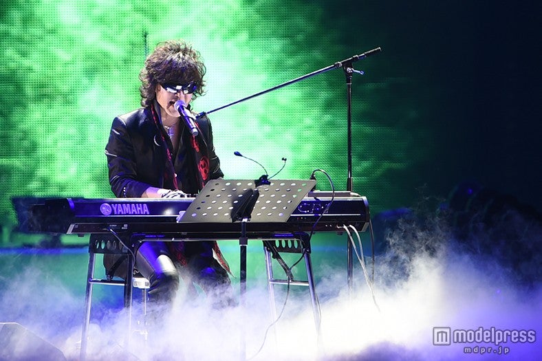 Toshl（X JAPAN）、関コレで「Forever Love」弾き語り 響き渡る美声に観客うっとり