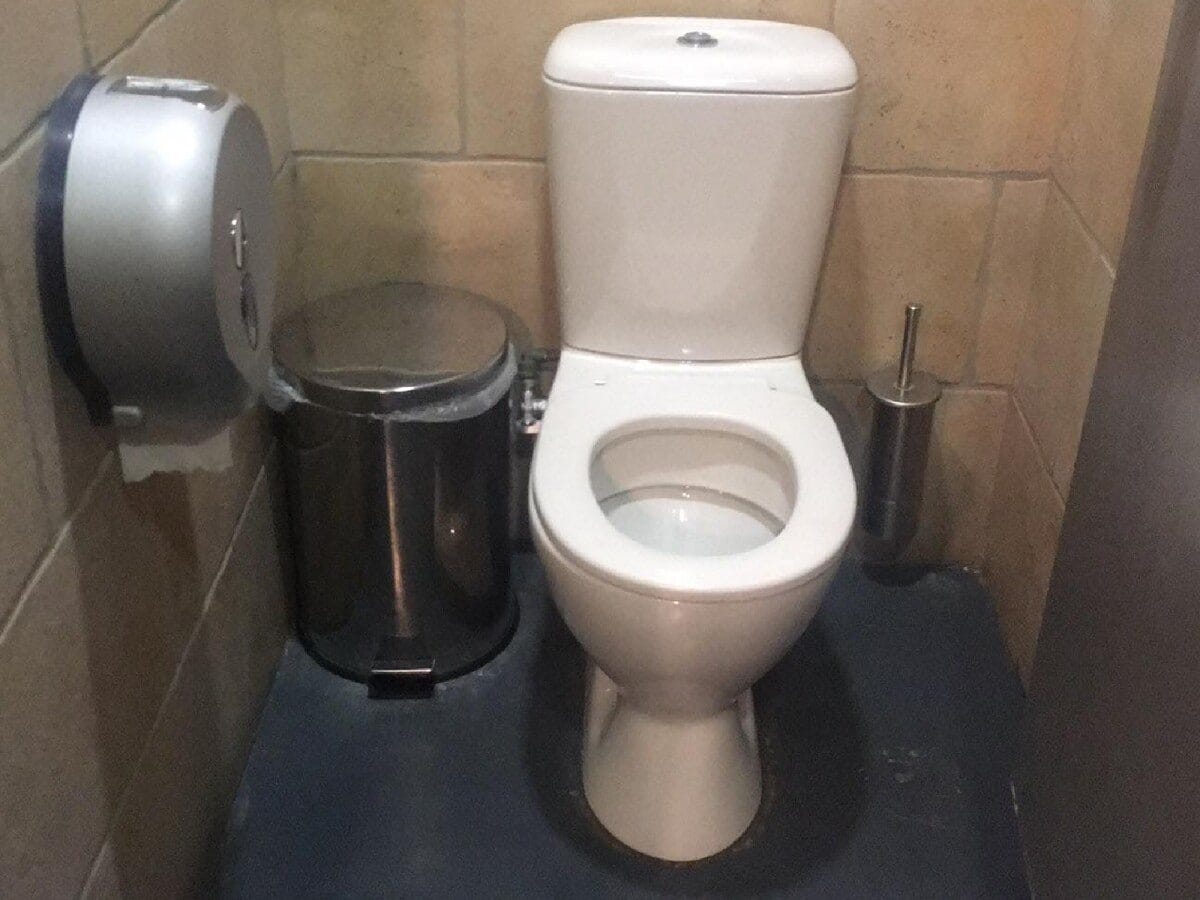 ギリシャの標準的なトイレ。たいていトイレットペーパーは備え付けられているが、使用後はトイレに流さず、横にあるゴミ箱に捨てる