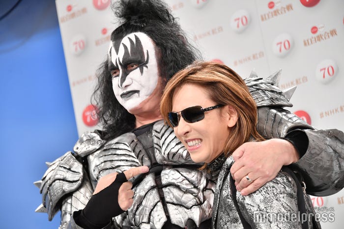 会見時に撮影したYOSHIKI&KISS(C)モデルプレス
