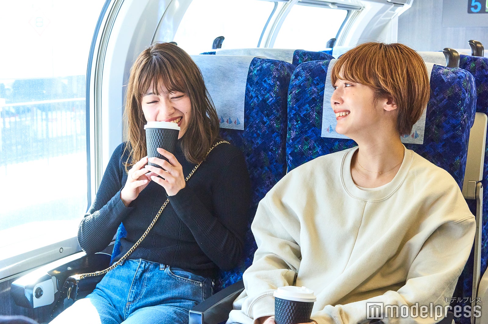 移動中も止まらないおしゃべりが楽しい （C）モデルプレス