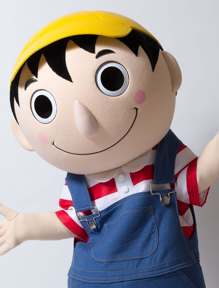 トモダチゲームの案内人を務める謎の人形「マナブくん」 (提供写真)