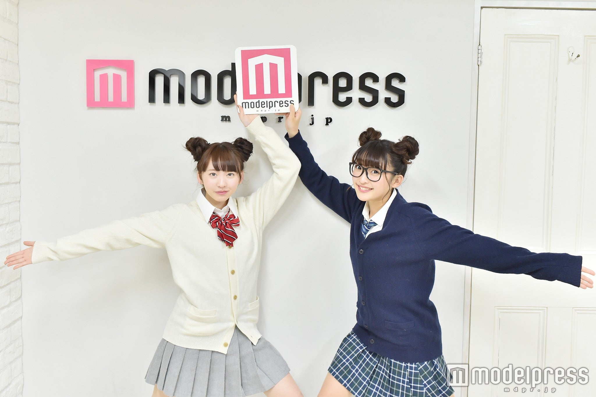 まこみな／（左から）まこ、みなみ／（C）モデルプレス