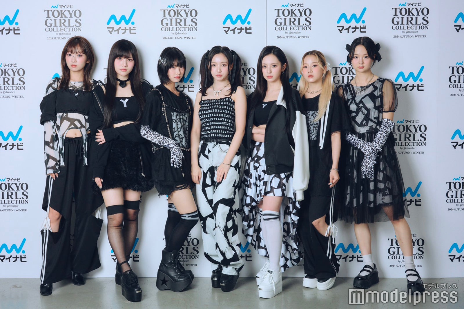 MADEIN／（左から）ミユ、セリナ、ナゴミ、イェソ、マシロ、スへ、ガウン（C）モデルプレス