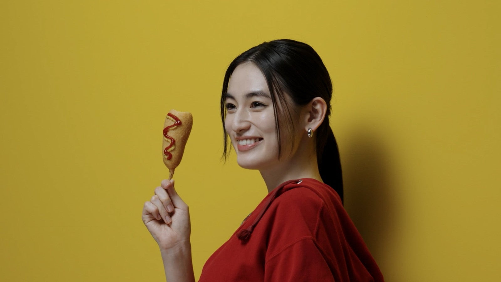 八木莉可子／新TVCM「揚げ物お惣菜 超おトク祭り」篇（提供写真）