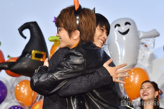 抱擁を交わす吉沢亮、Nissy(C)モデルプレス