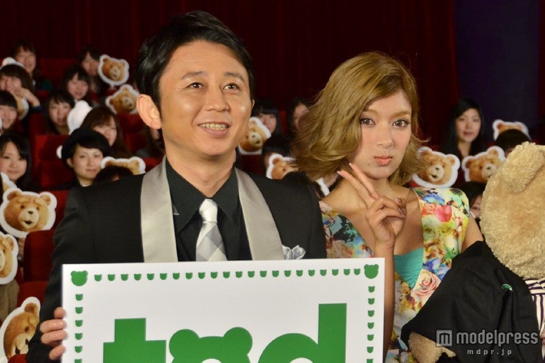 映画「テッド」公開記念イベントに参加したローラと有吉弘行