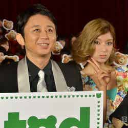 映画「テッド」公開記念イベントに参加したローラと有吉弘行