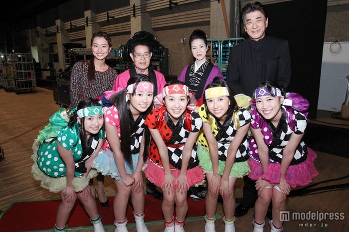 前列:ももいろクローバーZ(左から:有安杏果、佐々木彩夏、百田夏菜子、玉井詩織、高城れに)後列:本間智恵テレビ朝日アナウンサー、加藤茶、坂本冬美、佐渡裕