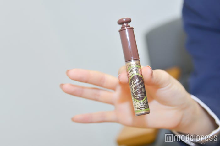 渋谷凪咲のマストコスメ/マジョリカマジョルカ・ラッシュエキスパンダー エッジマイスター ブラウン(C)モデルプレス