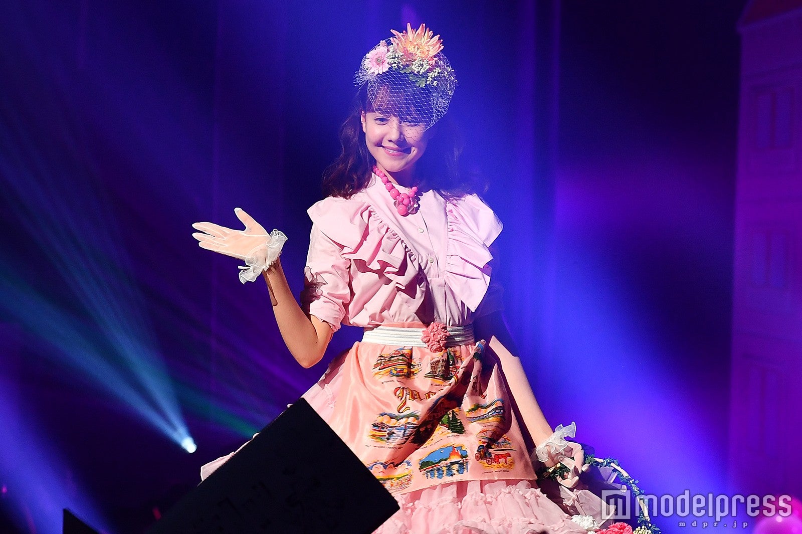 トリンドル玲奈、甘めフリルワンピでガーリー全開　笑顔振りまくランウェイ