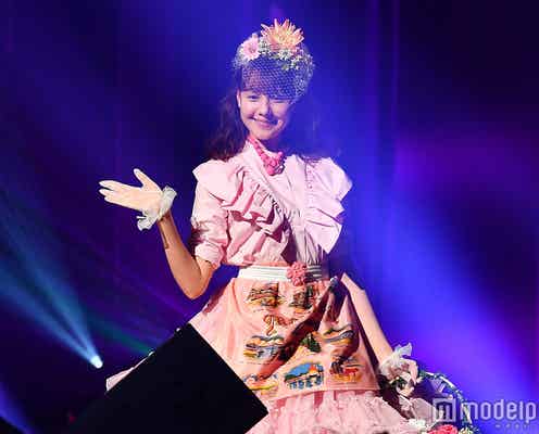 トリンドル玲奈、甘めフリルワンピでガーリー全開 笑顔振りまくランウェイ