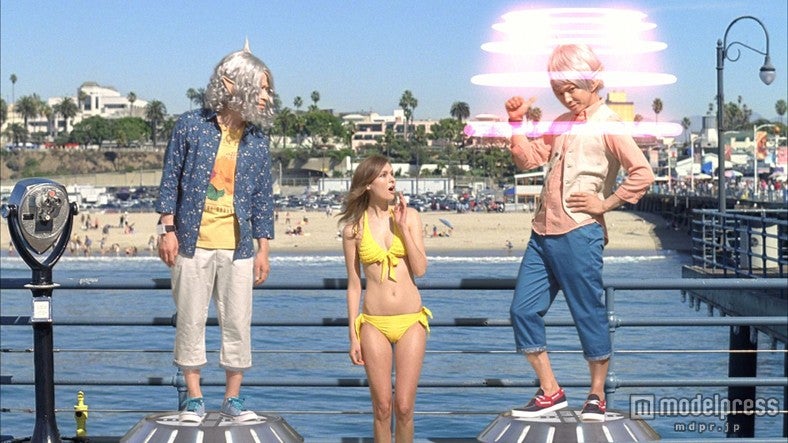 （左）又吉直樹（右）綾部祐二／「クロップドパンツピース星人L.A.ナンパ」篇