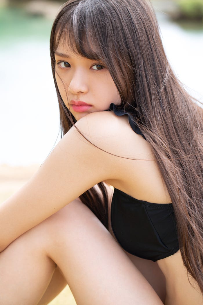 三品瑠香/『三品瑠香 1st写真集 EPHEMERAL』(徳間書店) 撮影:田口まき