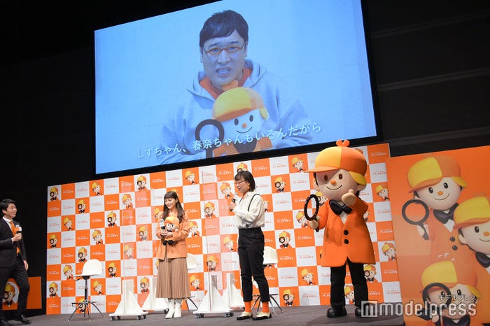 イベント欠席の山里亮太からのビデオメッセージを見る、川口春奈、山崎静代(C)モデルプレス