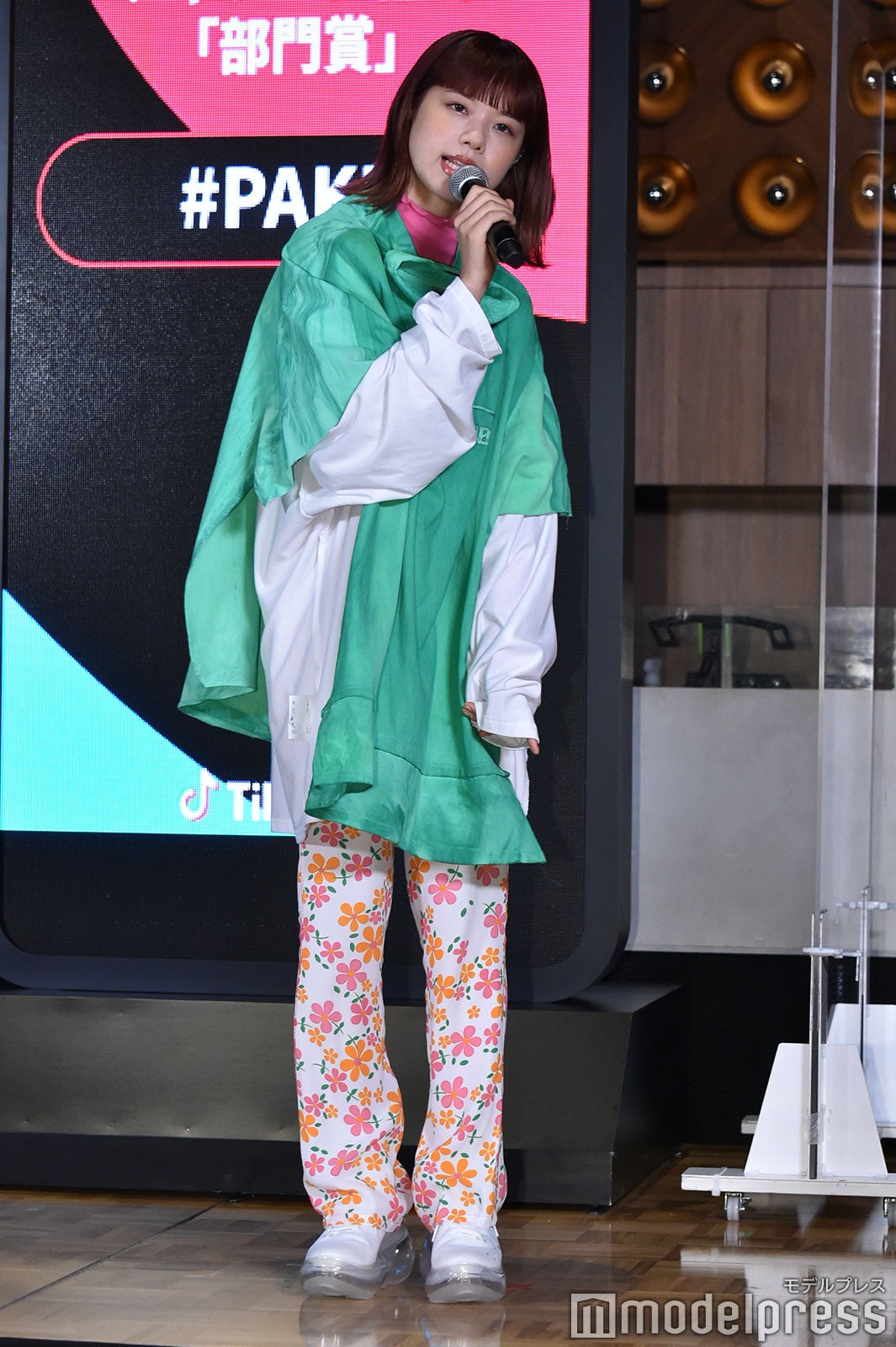「PAKU」を生披露したasmi（C）モデルプレス