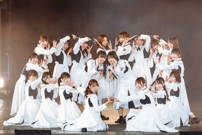 けやき坂46の爆上げソング『NO WAR in the future』。最後は“ヒ”のポーズでハートも作って可愛い。/撮影:上山陽介