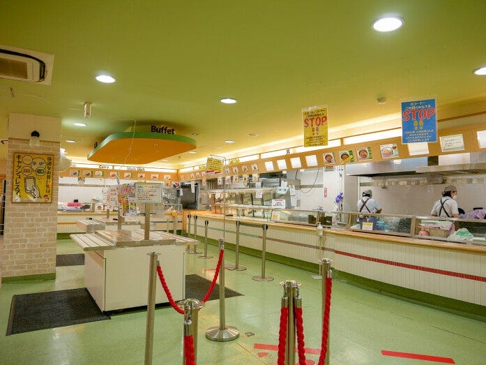 丼、汁を受け取り、好きなおかずをとってレジで精算(2023年3月現在、量り売りのビュッフェコーナーは中止しています)