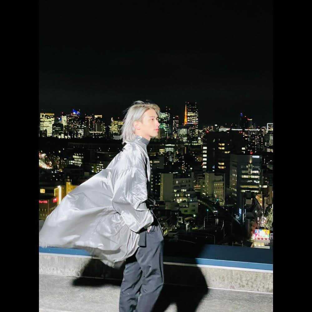 横浜流星、銀髪・髭姿…オフショット連続公開にファン悶絶「セクシーすぎ」