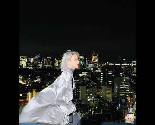 横浜流星、銀髪・髭姿…オフショット連続公開にファン悶絶「セクシーすぎ」