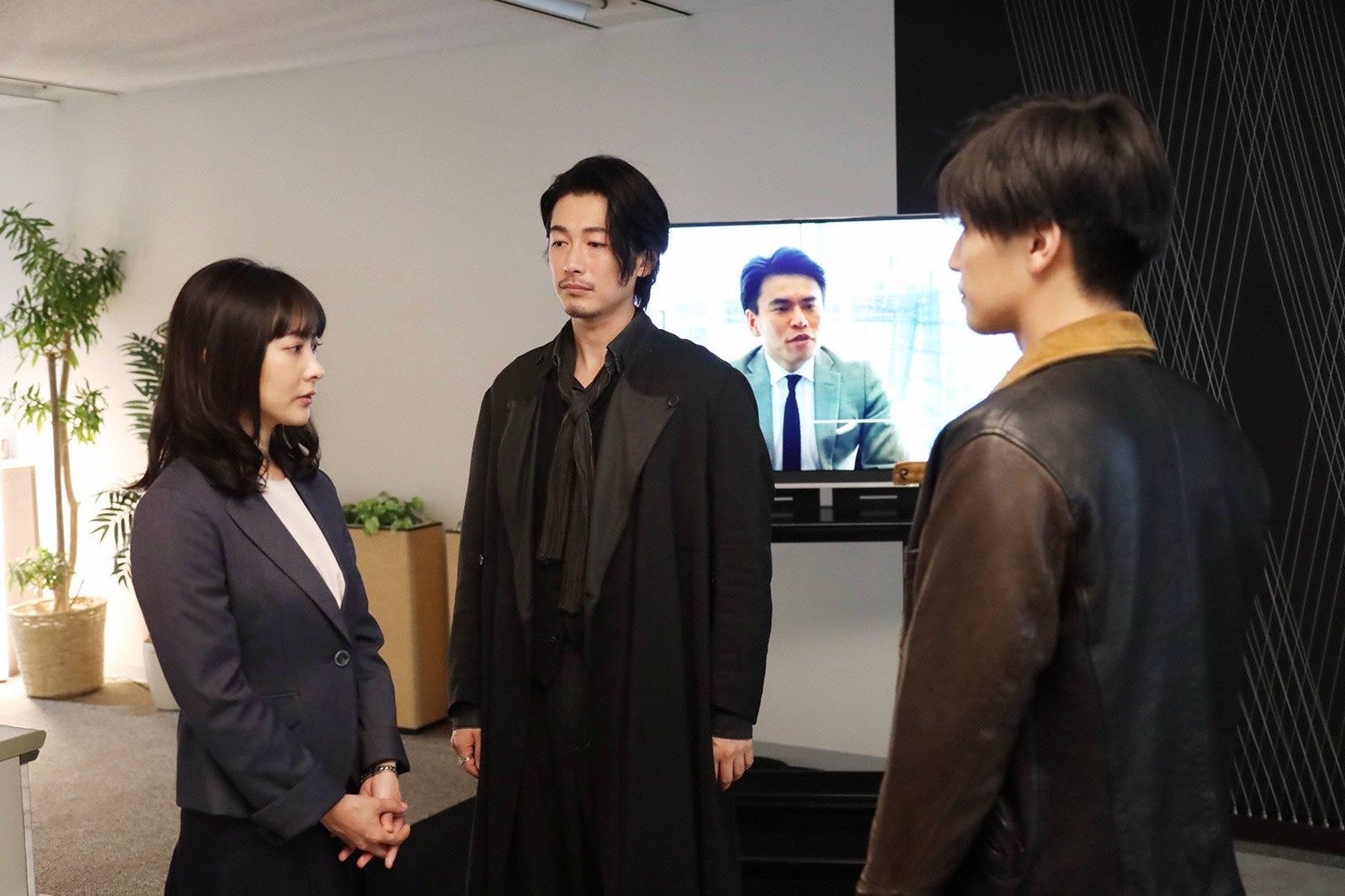 谷村美月、ディーン・フジオカ、岩田剛典／「シャーロック」第8話より（C）フジテレビ