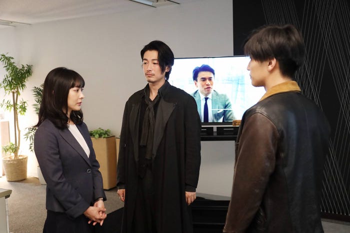 谷村美月、ディーン・フジオカ、岩田剛典/「シャーロック」第8話より(C)フジテレビ