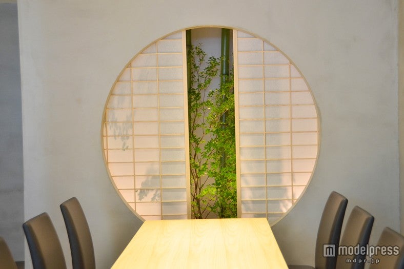 月見窓の向こうには竹のシルエットが浮かび上がる