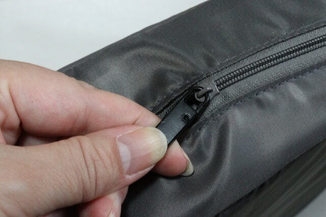 セリア　壊れたファスナーの引手交換用パーツ2個入　使用例