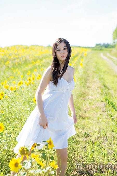 上西恵(NMB48)ファースト写真集「生涯上西宣言」ワニブックス刊(撮影:山口勝己 小池伸一郎)