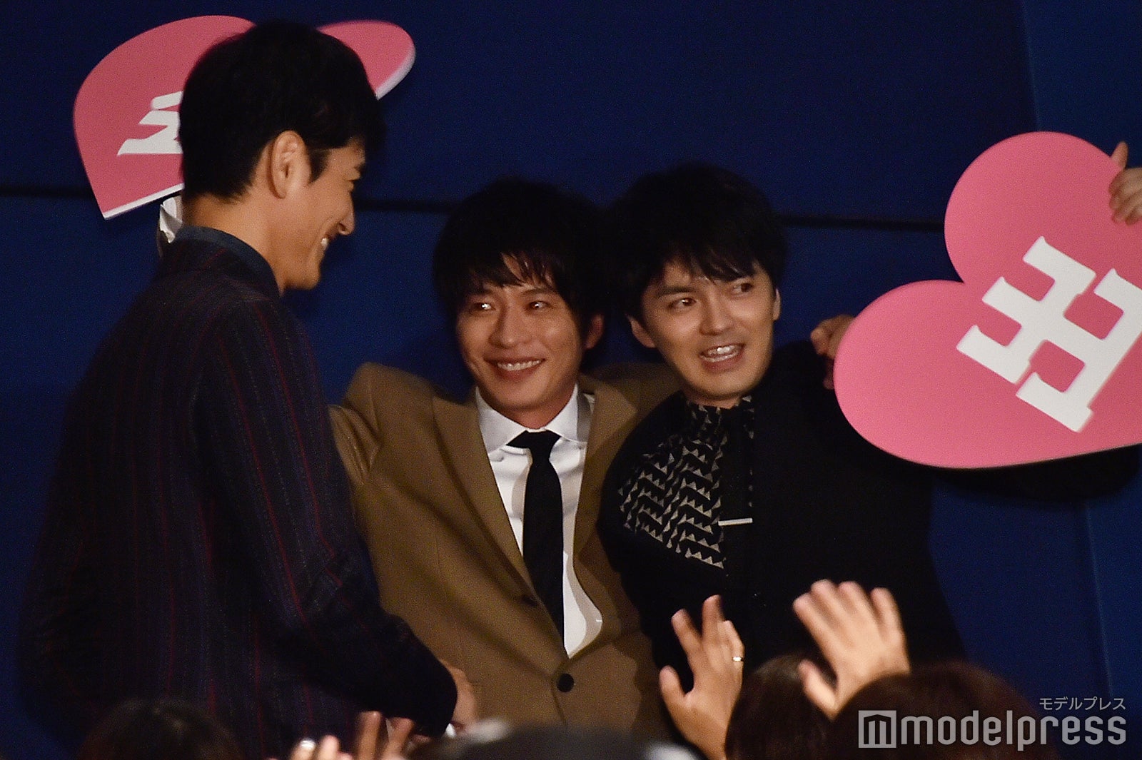 肩を組んで立ち去る田中圭、林遣都（C）モデルプレス